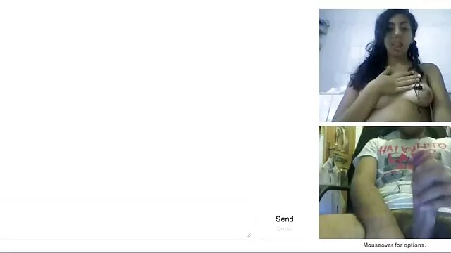Le mec a soulevé porno gratuit en hd sa robe et a commencé à la caresser